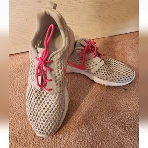 Womens Nikes- Gently Worn. Size 7 Youth Equal To Women's 9.